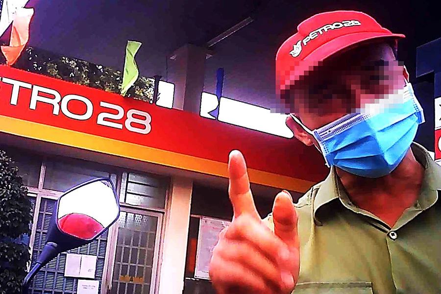 Ngày 1-4, trạm trưởng phân trần là “không gian lận” khi khách hàng phản ánh bị ăn gian. Ảnh: YÊN - TÂN Ngày 1-4, trạm trưởng phân trần là “không gian lận” khi khách hàng phản ánh bị ăn gian. Ảnh: YÊN - TÂN