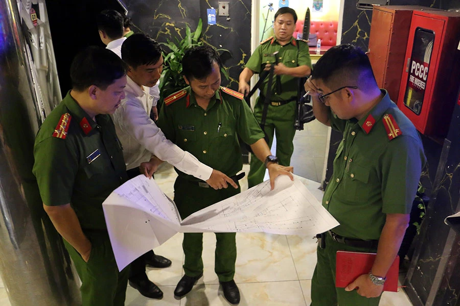 Lực lượng công an kiểm tra công tác PCCC. Ảnh: TH