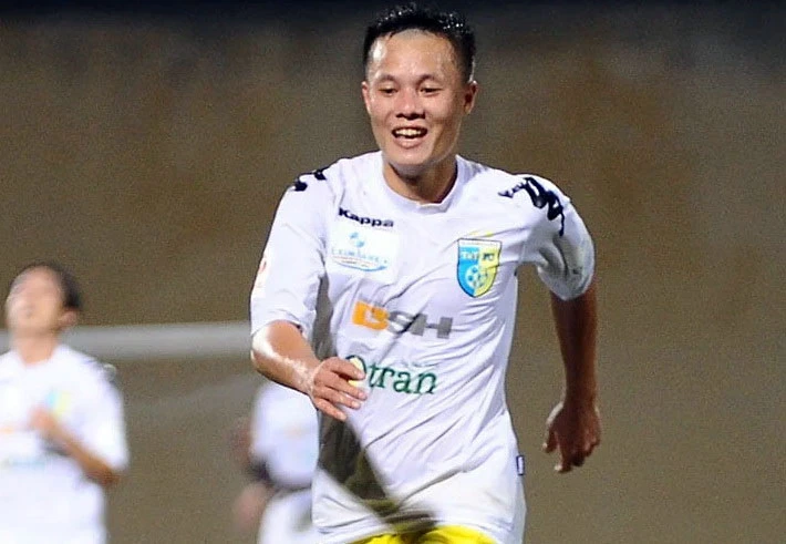 Lão tướng Thành Lương xỏ giày ra sân gồng gánh cho Hà Nội FC. Ảnh: CTV