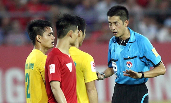 Trọng tài ngoại Okabe người Nhật từng được mời điều hành những trận đấu căng ở V-League. Ảnh: CTV