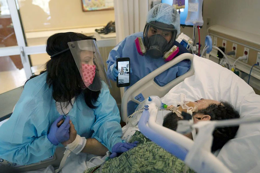 Một bệnh nhân COVID-19 diễn biến xấu được điều trị tại Trung tâm Y tế St. Jude (TP Fullerton, bang California, Mỹ) ngày 15-2-2021, thời điểm Mỹ vẫn bị dịch hoành hành nặng. Ảnh: AP