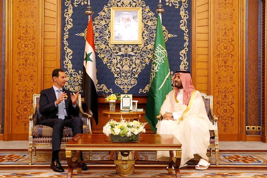 Thái tử Saudi Arabia Mohammed bin Salman (phải) tiếp Tổng thống Syria Bashar al-Assad tại kỳ thượng đỉnh Liên đoàn Ả Rập ở Jeddah (Saudi Arabia) ngày 19-5. Ảnh: REUTERS