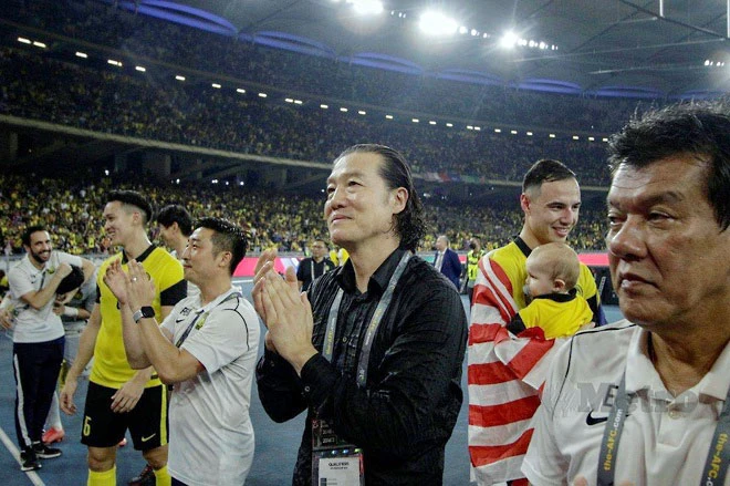 HLV Kim Pan-gon và các cầu thủ Malaysia. Ảnh: CTV