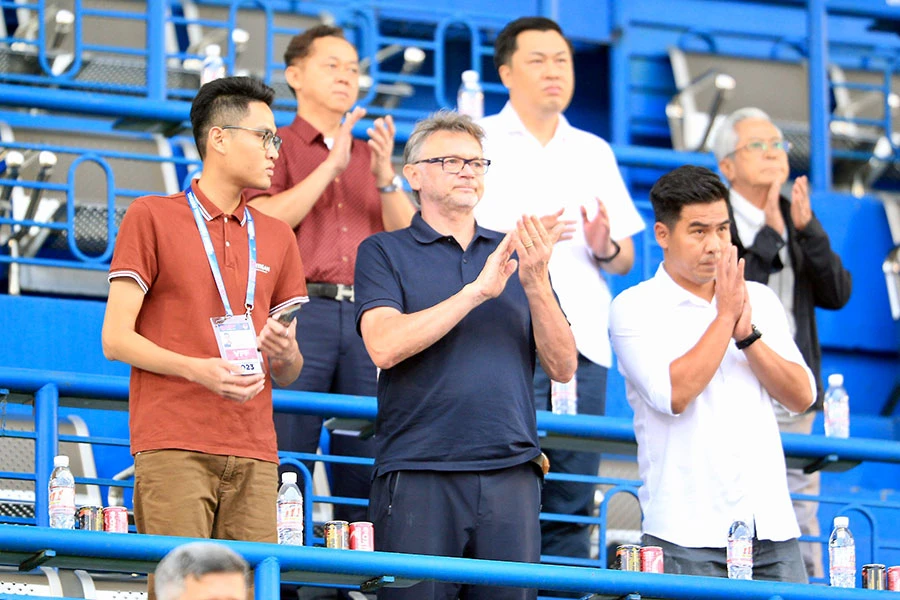 Và HLV Troussier cũng cố gắng đi các sân để tìm thêm những nhân tố mới cho đội tuyển Việt Nam. Ảnh: ANH PHƯƠNG Và HLV Troussier cũng cố gắng đi các sân để tìm thêm những nhân tố mới cho đội tuyển Việt Nam. Ảnh: ANH PHƯƠNG