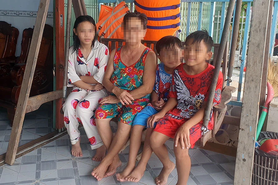 Cha đi biển, mẹ bị bắt tạm giam, bà ngoại (thứ hai từ trái) phải sang nhà chăm sóc ba cháu nhỏ 9-13 tuổi. Ảnh: TRẦN VŨ