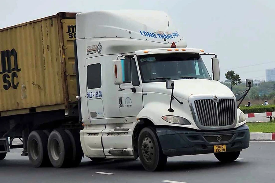 Xe đầu kéo biển số 50LD-135.38 chở hai container chạy từ Xa lộ Hà Nội xuyên qua Khu công nghệ cao về cảng Cát Lái. Ảnh: TỰ SANG Xe đầu kéo biển số 50LD-135.38 chở hai container chạy từ Xa lộ Hà Nội xuyên qua Khu công nghệ cao về cảng Cát Lái. Ảnh: TỰ SANG