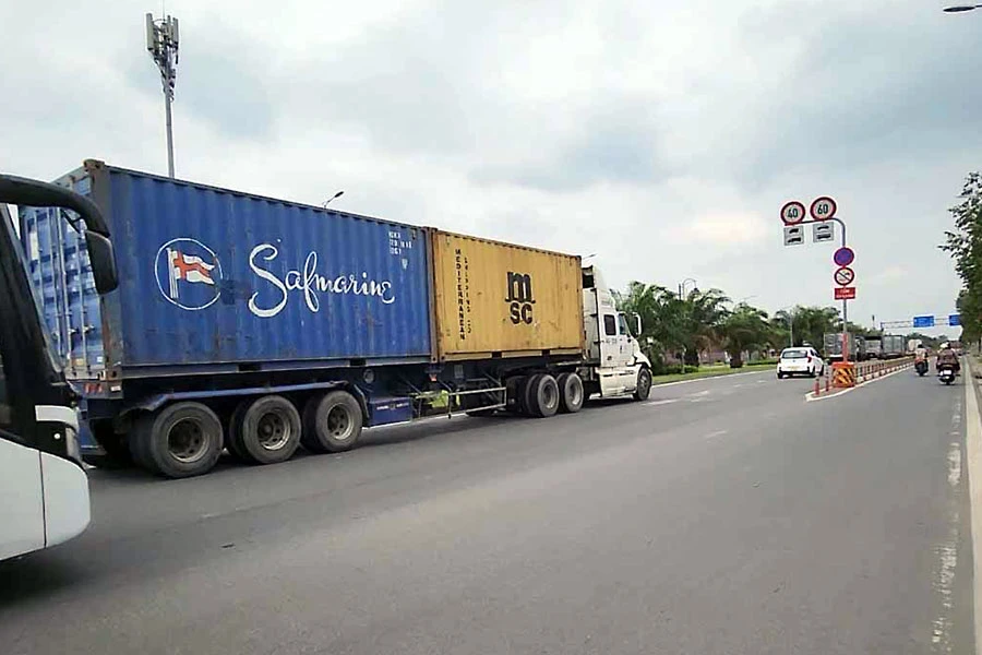 Xe đầu kéo biển số 50LD-135.38 chở hai container chạy từ Xa lộ Hà Nội xuyên qua Khu công nghệ cao về cảng Cát Lái. Ảnh: TỰ SANG Xe đầu kéo biển số 50LD-135.38 chở hai container chạy từ Xa lộ Hà Nội xuyên qua Khu công nghệ cao về cảng Cát Lái. Ảnh: TỰ SANG