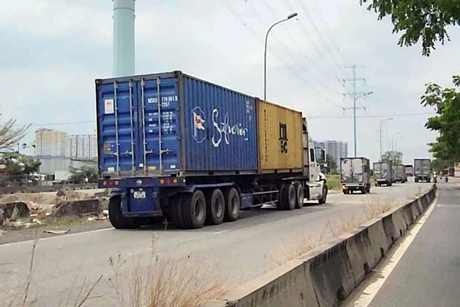 Xe đầu kéo biển số 50LD-135.38 chở hai container chạy từ Xa lộ Hà Nội xuyên qua Khu công nghệ cao về cảng Cát Lái. Ảnh: TỰ SANG Xe đầu kéo biển số 50LD-135.38 chở hai container chạy từ Xa lộ Hà Nội xuyên qua Khu công nghệ cao về cảng Cát Lái. Ảnh: TỰ SANG