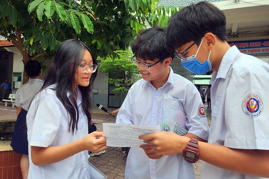 Thí sinh tham dự kỳ thi tuyển sinh vào lớp 10 tại điểm thi Trường THCS Trần Văn Ơn, quận 1. Ảnh: NGUYỄN QUYÊN