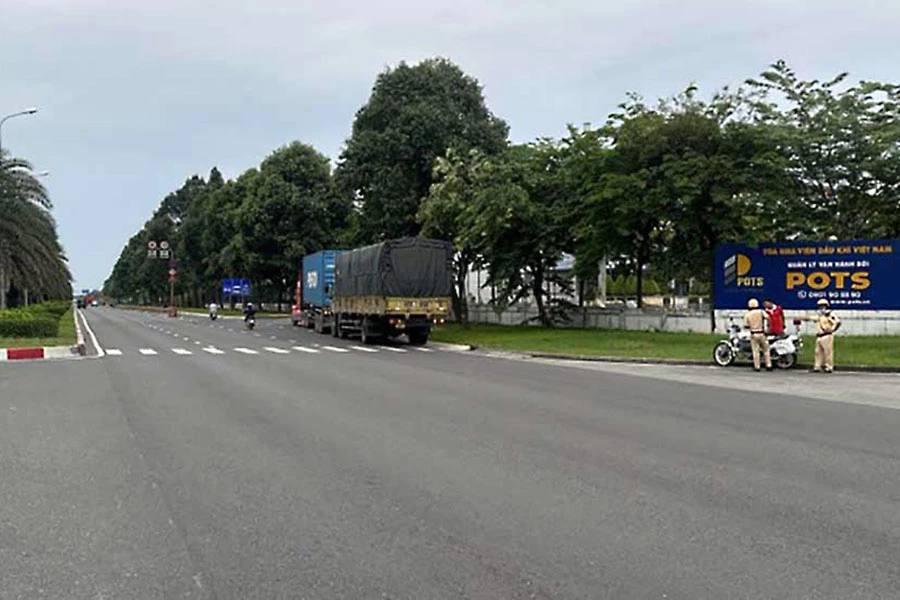 Ngày 7-6, CSGT bố trí lực lượng kiểm tra thì không còn cảnh xe trên 3,5 tấn chạy xuyên qua Khu công nghệ cao, trừ những xe phục vụ hoạt động trong khu vực này. Ảnh: TỰ SANG