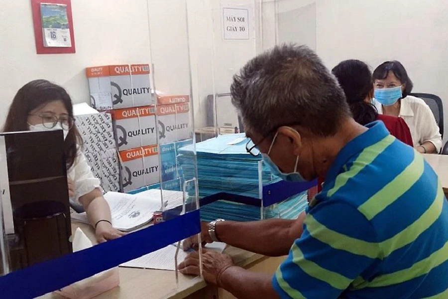 Người dân thực hiện thủ tục công chứng tại một văn phòng công chứng ở TP.HCM. Ảnh: NGUYỄN HIỀN