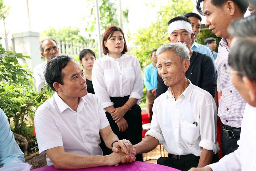 Phó Thủ tướng Trần Lưu Quang thăm hỏi gia đình ông Nguyễn Văn Dũng, Chủ tịch UBND xã Ea Tiêu, nạn nhân trong vụ nổ súng ở trụ sở Công an xã Ea Tiêu. Ảnh: TA Phó Thủ tướng Trần Lưu Quang thăm hỏi gia đình ông Nguyễn Văn Dũng, Chủ tịch UBND xã Ea Tiêu, nạn nhân trong vụ nổ súng ở trụ sở Công an xã Ea Tiêu. Ảnh: TA