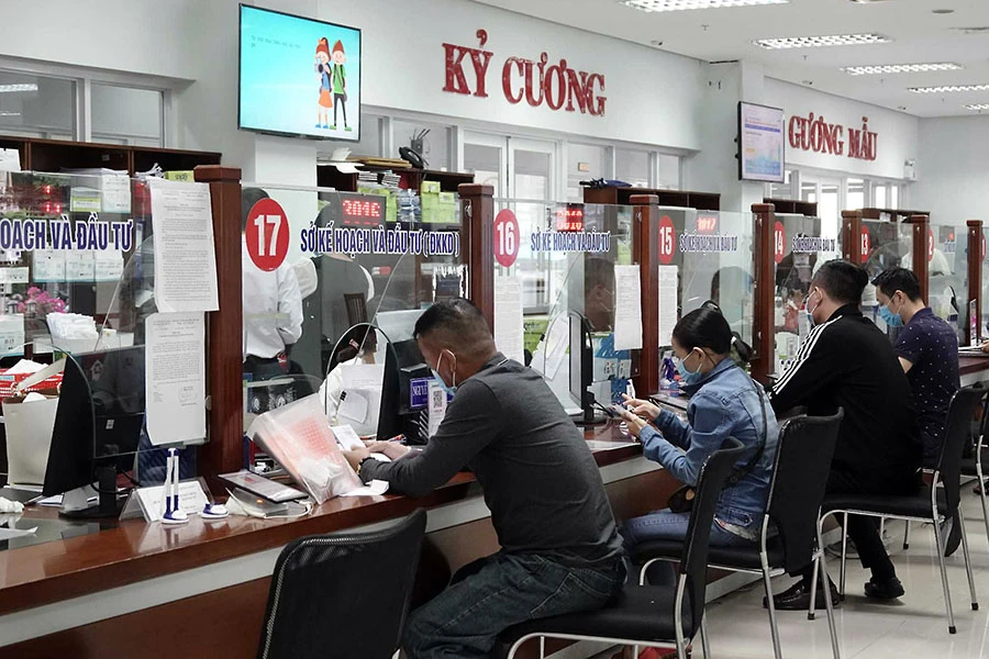 Bộ phận tiếp nhận hồ sơ, thủ tục và trả kết quả cho người dân, doanh nghiệp tại Trung tâm hành chính TP Đà Nẵng. Ảnh: TẤN VIỆT