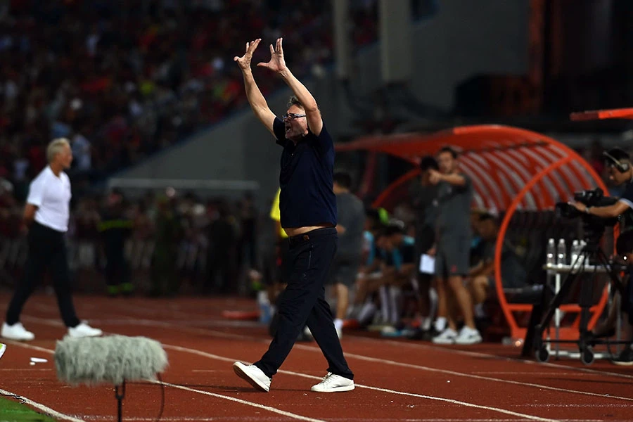 HLV Troussier đang quyết liệt thay đổi thói quen chơi bóng của các cầu thủ Việt Nam sau thời HLV Park Hang-seo. Ảnh: HẢI THỊNH