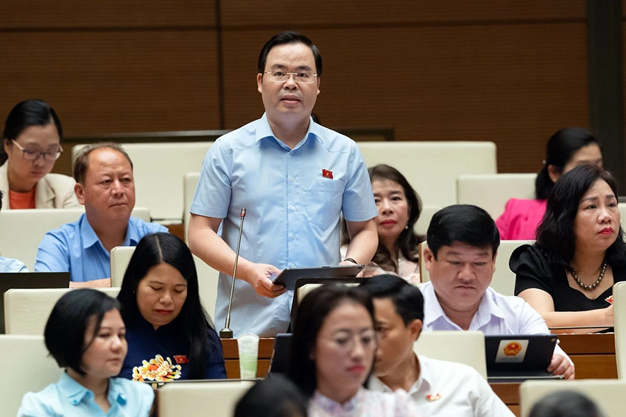 Đại biểu Trần Văn Khải (Đoàn đại biểu Quốc hội tỉnh Hà Nam) bày tỏ băn khoăn về việc định giá đất. Ảnh: QH