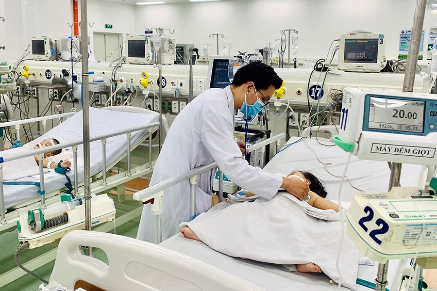 Bệnh nhi mắc bệnh tay chân miệng nặng đang điều trị tại BV Nhi đồng 1, TP.HCM. Ảnh: THẢO PHƯƠNG