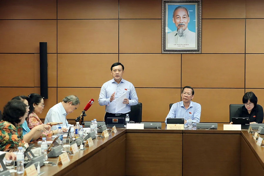 Các đại biểu tại phiên thảo luận tổ về dự thảo Nghị quyết thí điểm một số cơ chế, chính sách đặc thù phát triển TP.HCM hôm 30-5. Ảnh: QH