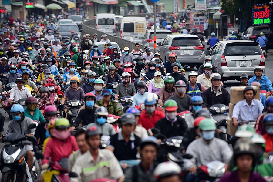 Nhiều dự án BOT tại TP.HCM sẽ “hồi sinh” sau khi TP thực hiện cơ chế mới. Trong ảnh: Kẹt xe thường xuyên xảy ra trên Quốc lộ 13 hướng về trung tâm TP do đường chưa được mở rộng. Ảnh: HOÀNG GIANG