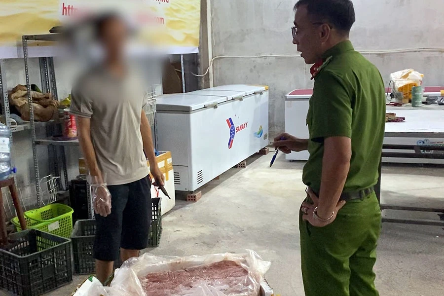 Từ thông tin mà báo Pháp Luật TP.HCM cung cấp, Công an quận Liên Chiểu kiểm tra, phát hiện 50 kg vú heo trôi nổi từ Trung Quốc. Ảnh: H.HIẾU