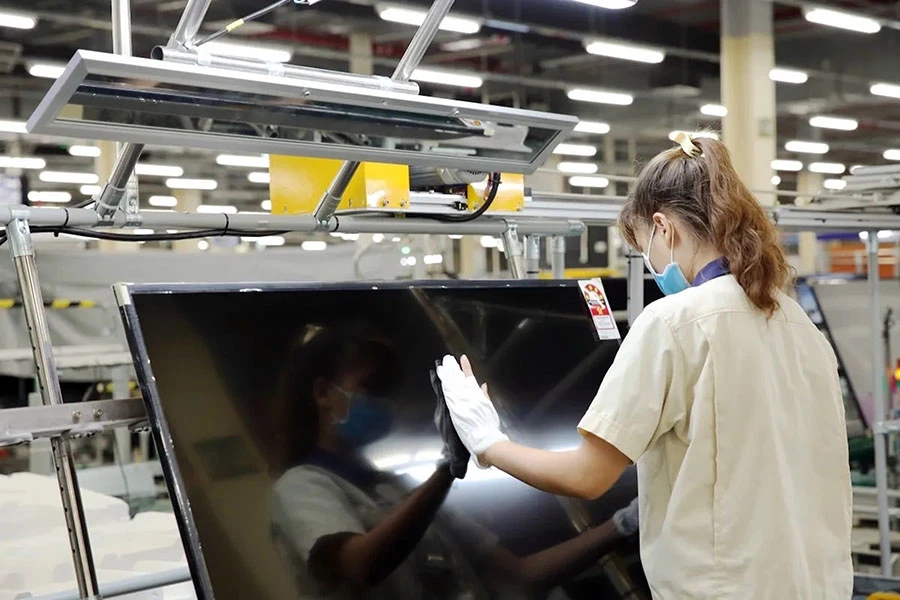 Các chuyên gia cho rằng Việt Nam cần cải thiện môi trường đầu tư để thu hút dòng vốn FDI. Trong ảnh: Công nhân làm việc tại Nhà máy Samsung (Hàn Quốc) ở TP Thủ Đức, TP.HCM. Ảnh: Q.HUY Các chuyên gia cho rằng Việt Nam cần cải thiện môi trường đầu tư để thu hút dòng vốn FDI. Trong ảnh: Công nhân làm việc tại Nhà máy Samsung (Hàn Quốc) ở TP Thủ Đức, TP.HCM. Ảnh: Q.HUY