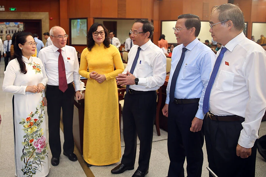 Lãnh đạo TP.HCM trao đổi tại kỳ họp. Ảnh: A. HỒ