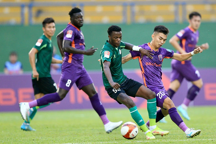 HLV Lê Huỳnh Đức và B. Bình Dương sẽ có trận cầu khó khăn trên sân Hòa Xuân trước SHB Đà Nẵng, trong khi TP.HCM sẽ phải căng ra cố gắng kiếm điểm trên sân Vinh. Ảnh: ANH PHƯƠNG