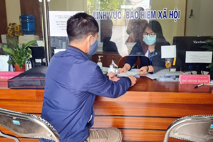 Người dân làm thủ tục tại cơ quan BHXH. Ảnh: VIẾT LONG