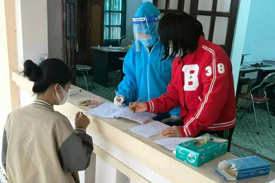 Viên chức dân số ở huyện Quỳnh Lưu, Nghệ An tham gia phòng, chống dịch COVID-19. Ảnh: ĐẮC LAM