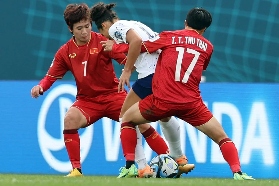 Các cầu thủ nữ Việt Nam kiên cường trước sức mạnh của đội tuyển Mỹ. Ảnh: GETTY IMAGES