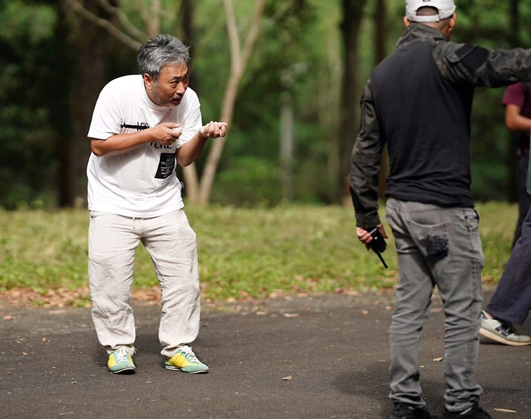 Đạo diễn Nguyễn Quang Dũng thị phạm cho các diễn viên. Ảnh: NVCC