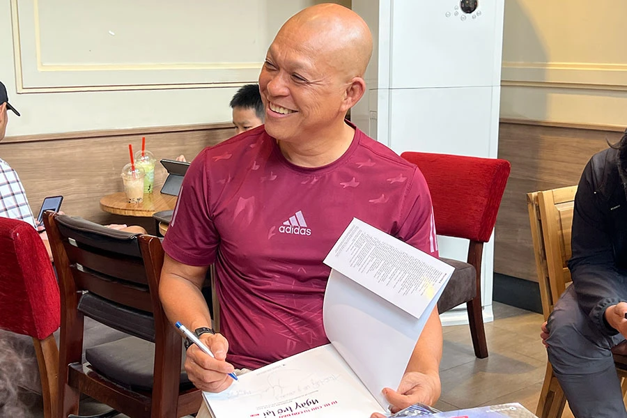 Nhiếp ảnh gia Nguyễn Á trong buổi trao đổi với báo chí về hai quyển sách vừa ra đời. Ảnh: QUỐC HƯƠNG