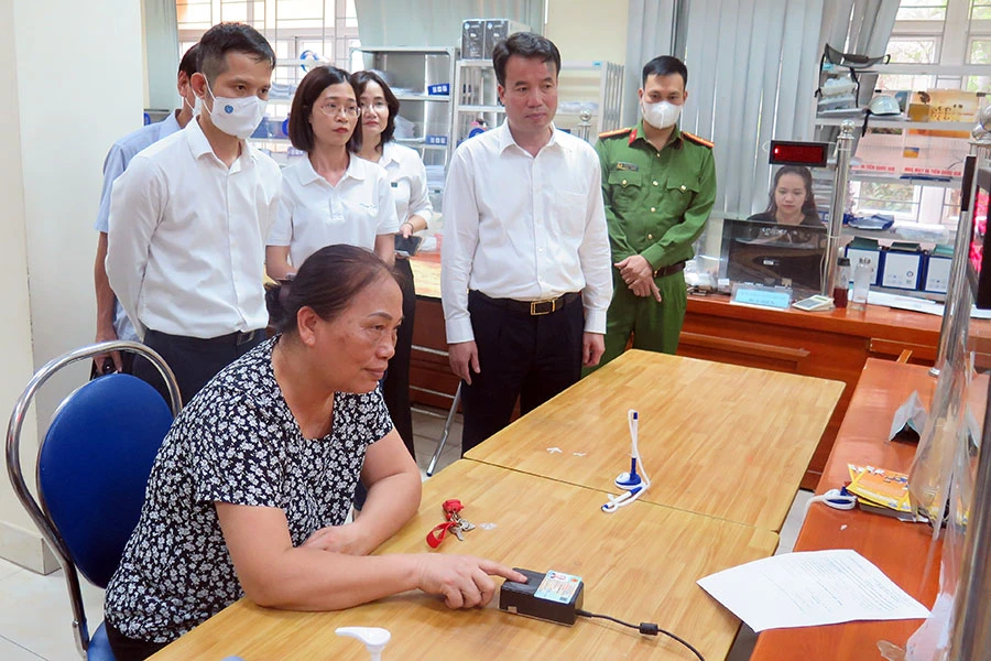 Người dân thực hiện sinh trắc vân tay trên CCCD gắn chip. Ảnh: N.LONG