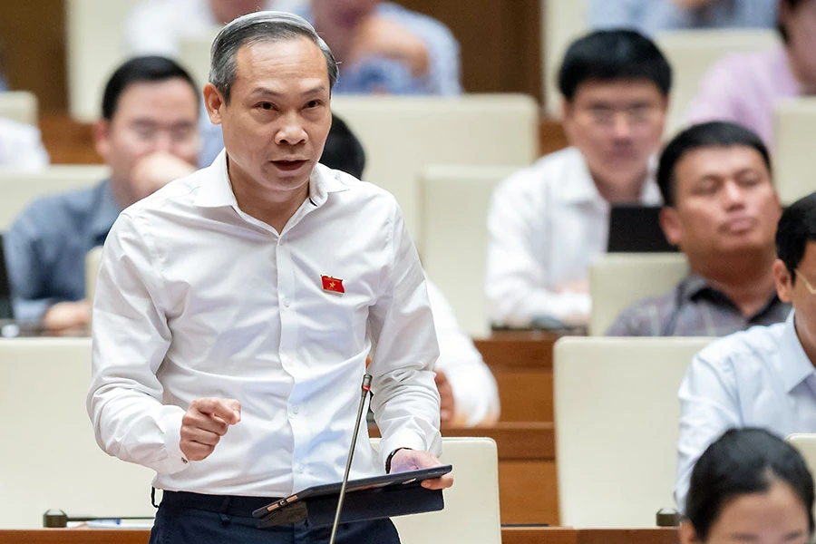 Đại biểu Quốc hội Phan Đức Hiếu, Ủy viên Ủy ban Kinh tế, tại một phiên thảo luận của Quốc hội. Ảnh: PHẠM THẮNG