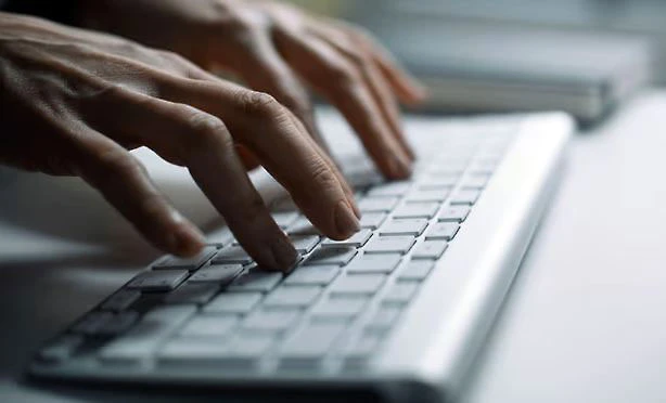 Lỗi đánh máy khiến quân đội Anh gửi nhầm thư mật. Ảnh minh họa: THE GUARDIAN