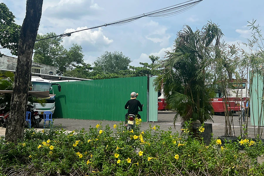 Tình trạng xe dù, bến cóc trên đường Mai Chí Thọ, TP Thủ Đức. Ảnh: ĐT