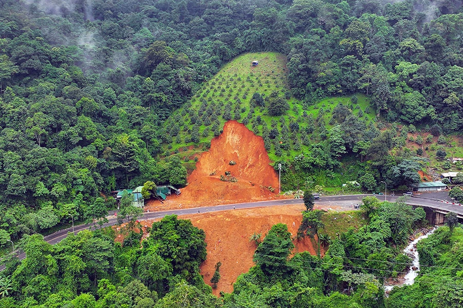 Vị trí khu đất vườn sầu riêng sạt lở đã thông xe. Ảnh: VT