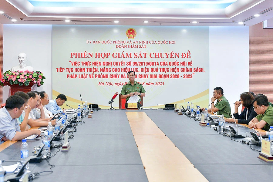 Toàn cảnh phiên họp đoàn giám sát của Ủy ban Quốc phòng và An ninh ngày 9-8. Ảnh: PHẠM THẮNG