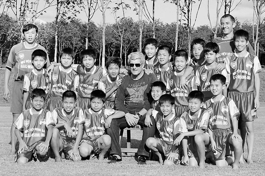 Thầy Dương Minh Ninh (hàng đứng, bìa trái) gắn bó cùng lứa Công Phượng, Xuân Trường, Tuấn Anh, Văn Toàn… những ngày đầu các em bước vào Học viện HAGL - Arsenal JMG. Ảnh: Tư liệu