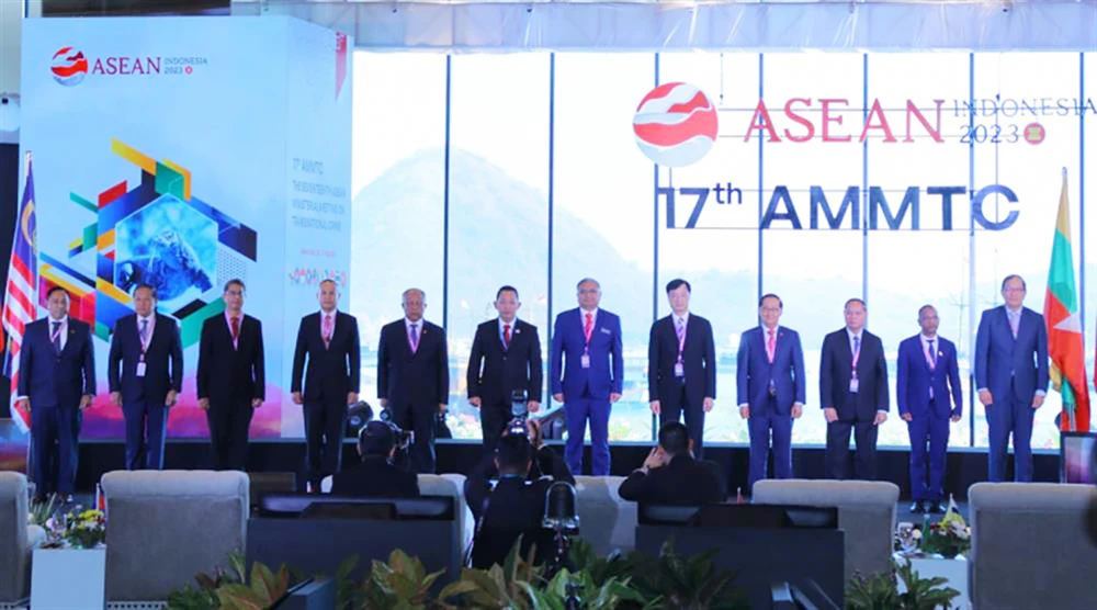 Thứ trưởng Nguyễn Duy Ngọc cùng đại diện các nước tham dự hội nghị tại lễ khai mạc AMMTC 17. Ảnh: Bộ Công an