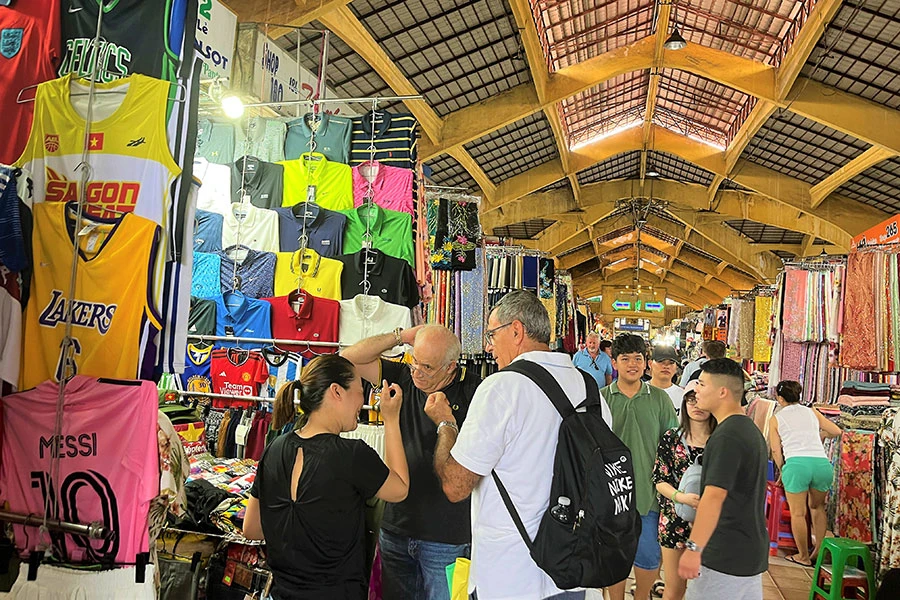 Ban quản lý chợ Bến Thành đã nhận được một số ý kiến phản ánh của du khách. Ảnh: T.UYÊN