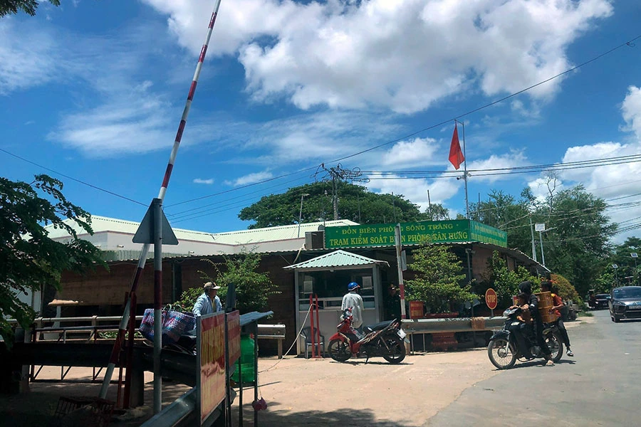 Trạm kiểm soát biên phòng Tân Hưng thuộc Đồn biên phòng Sông Trăng kiểm tra vận chuyển hàng hóa trên địa bàn. Ảnh: HUỲNH DU