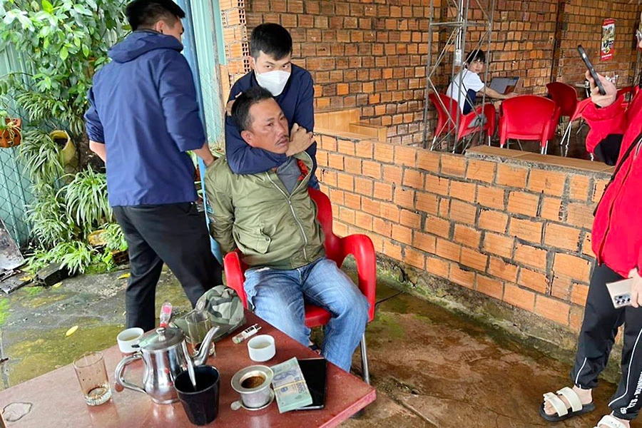 Đối tượng Võ Minh Duy bị bắt quả tang nhận 20 triệu đồng bảo kê thu mua sầu riêng. Ảnh: CA