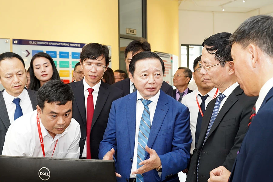Phó Thủ tướng Trần Hồng Hà (giữa) tham quan ESC. Ảnh: M.HOÀNG Phó Thủ tướng Trần Hồng Hà (giữa) tham quan ESC. Ảnh: M.HOÀNG