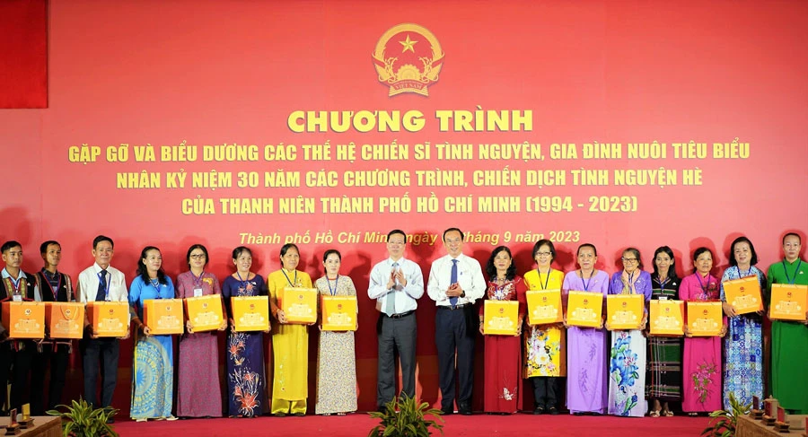 Chủ tịch nước Võ Văn Thưởng và Bí thư Thành ủy TP.HCM Nguyễn Văn Nên tặng quà cho các gia đình nuôi tiêu biểu. Ảnh: VÕ THƠ