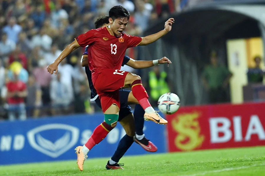 Hậu vệ Hồ Văn Cường ghi bàn trong trận thắng U-23 Guam. Ảnh: HẢI THỊNH