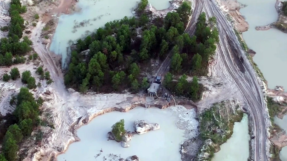 Cơ giới hút cát trái phép ở xã Sơn Mỹ, huyện Hàm Tân, Bình Thuận xuyên Tết. Ảnh: MINH HẬU