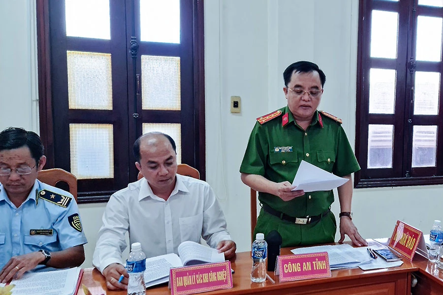 Đại tá Huỳnh Ngọc Liêm, Phó Giám đốc Công an tỉnh Bình Thuận, thông tin về “công trường sa tặc” tại buổi giao ban báo chí chiều 28-2. Ảnh: PN