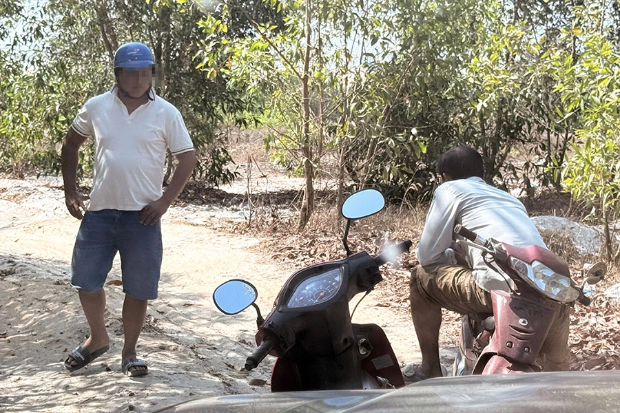 Những người cảnh giới chặn xe của PV để ngăn cản việc ghi hình. Ảnh: MH