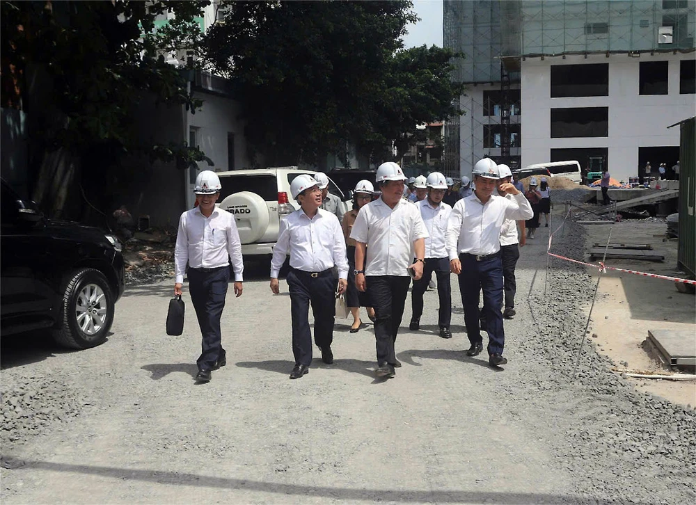 Ngày 11-4, Thứ trưởng Bộ Xây dựng Nguyễn Văn Sinh cùng Phó Chủ tịch UBND TP.HCM Bùi Xuân Cường đi thị sát ba dự án nhà ở xã hội trên địa bàn TP. Ảnh: CTV