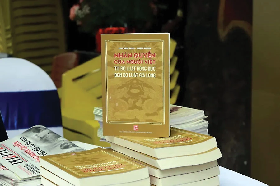 Cuốn sách Nhân quyền của người Việt từ Bộ luật Hồng Đức đến Bộ luật Gia Long. Ảnh: DI LINH
